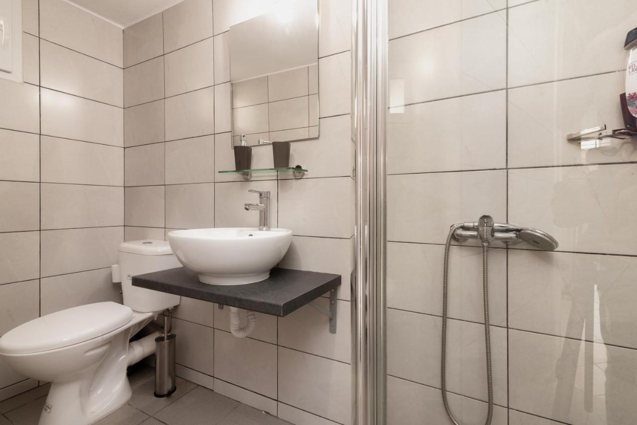 Spacious Apartment-600M From The Subway أثينا المظهر الخارجي الصورة
